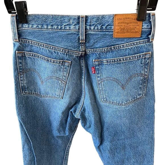 Levi's Women's Wedgie Straight Distressed Frayed Raw Hem Button Fly Jeans - Picture 4 of 10